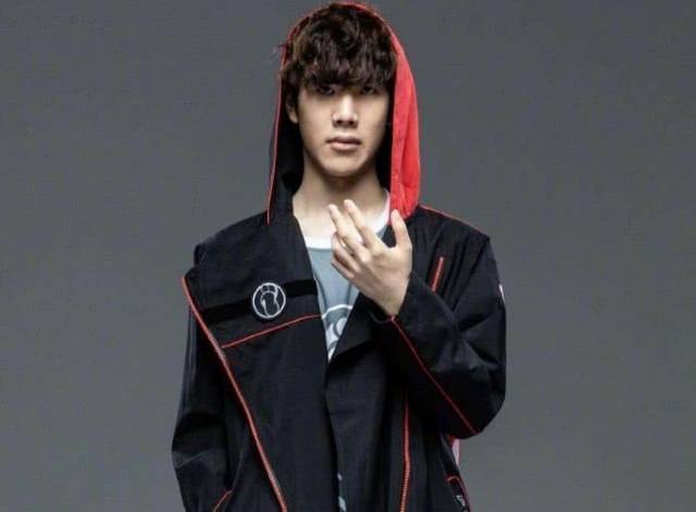 感谢你们的支持 - florescent 在 R 指控后首次露面