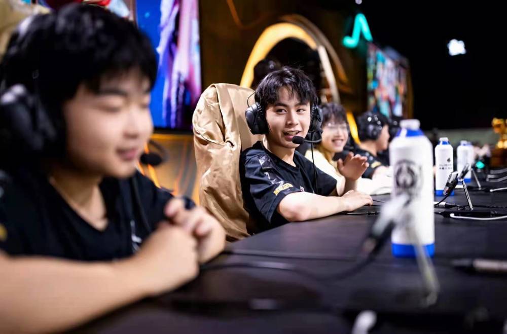 《英雄联盟手游》官方发布了2023年春节期间即将到来的4.0“花火绽春”大版本